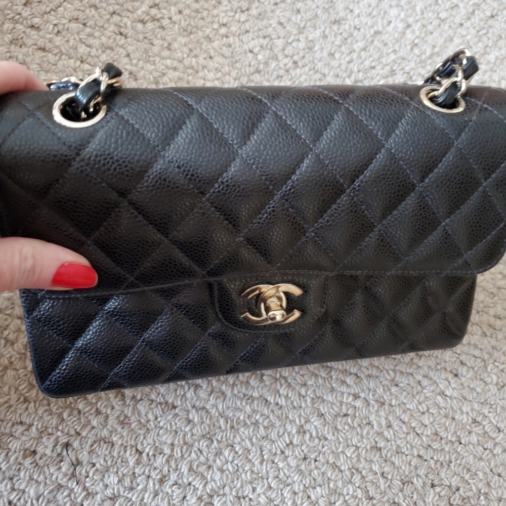 Stunning Chanel black leather bag w/silver chain